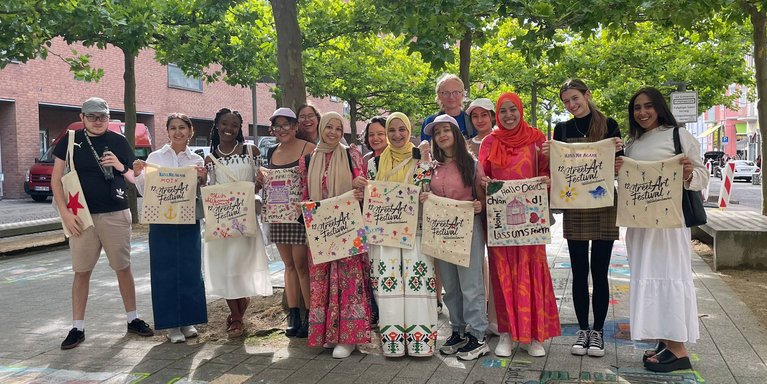 26. Sommerdeutschkurs in Wilhelmshaven: Teilnehmer_innen auf dem diesjährigen Street Art Festival in Wilhelmshaven (Foto: Jade HS/Lara Janssen)