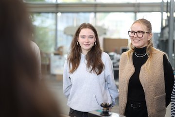 Studierende in der Materialprüfanstalt.