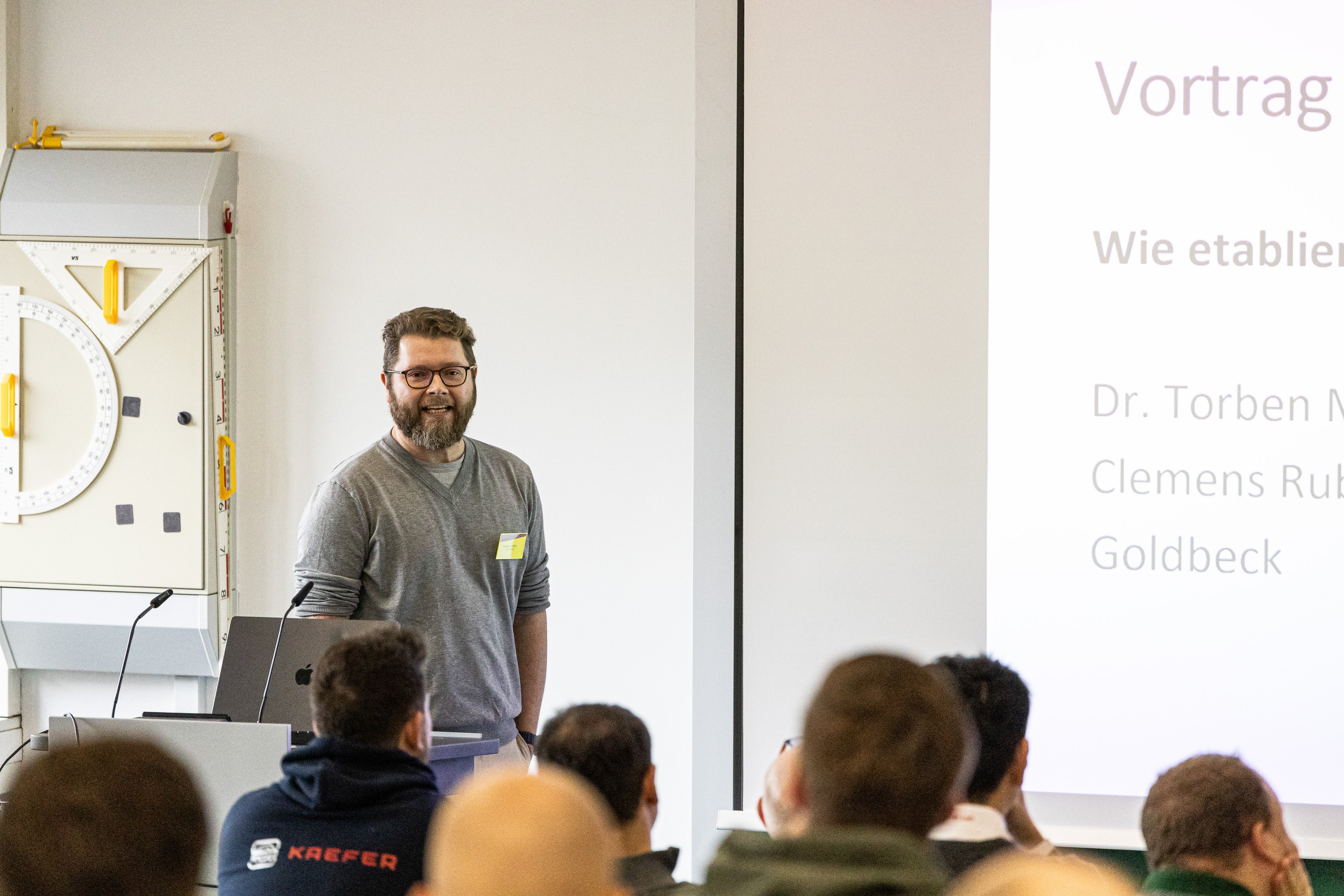 Vortragender im Seminarraum