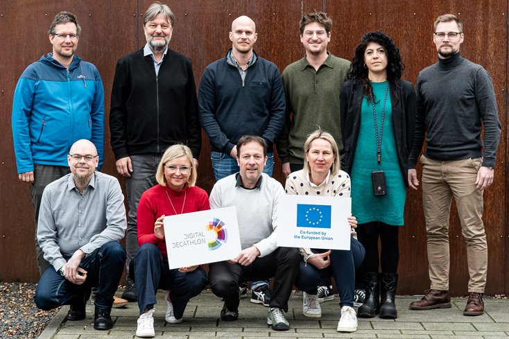 Gruppenfoto der Beteiligten: Sebastian Hollermann, Piotr Bartkiewicz, Christian Heins, Tobias Hanke, Gisella Calcagno, Mikko Matveinen (obere Reihe v.l.) Ossi Laakkonen, Agnes Kelm, Gregor Grunwald, Anica Meins-Becker (untere Reihe) (Foto: Andreas Rothaus/Jade HS)