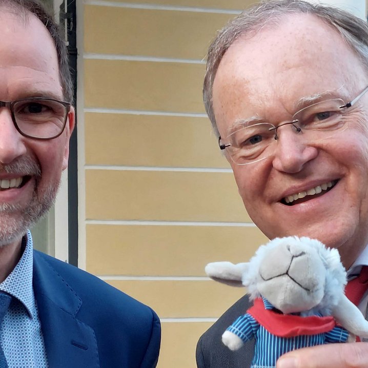 Ministerpräsident Weil (rechts) freut sich über „Wolle“. Überreicht wurde das Maskottchen des International Office der Jade Hochschule von Vizepräsident Saß. (Foto: Jade HS)