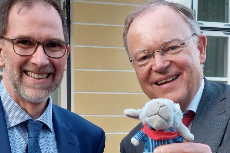 Ministerpräsident Weil (rechts) freut sich über „Wolle“. Überreicht wurde das Maskottchen des International Office der Jade Hochschule von Vizepräsident Saß. (Foto: Jade HS)