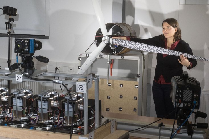 Martina Göring präsentiert ein neuartiges, weltweit einmaliges Distanzmesssystem zur Deformationsmessung an realen Windkraftanlagen. (Foto: Piet Meyer/Jade HS)
