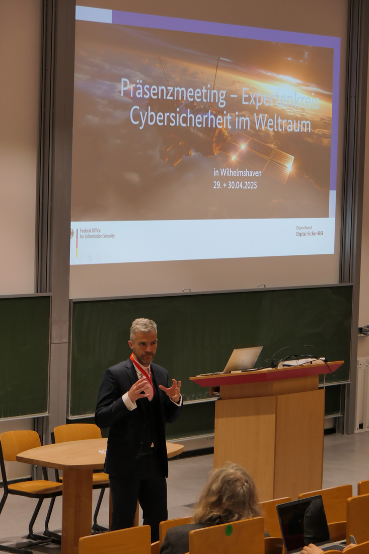 Sascha Fankhänel begrüßt die Teilnehmer_innen zur Tagung "Cybersicherheit im Weltraum". (Foto: Jade HS/Anika Holzwarth)