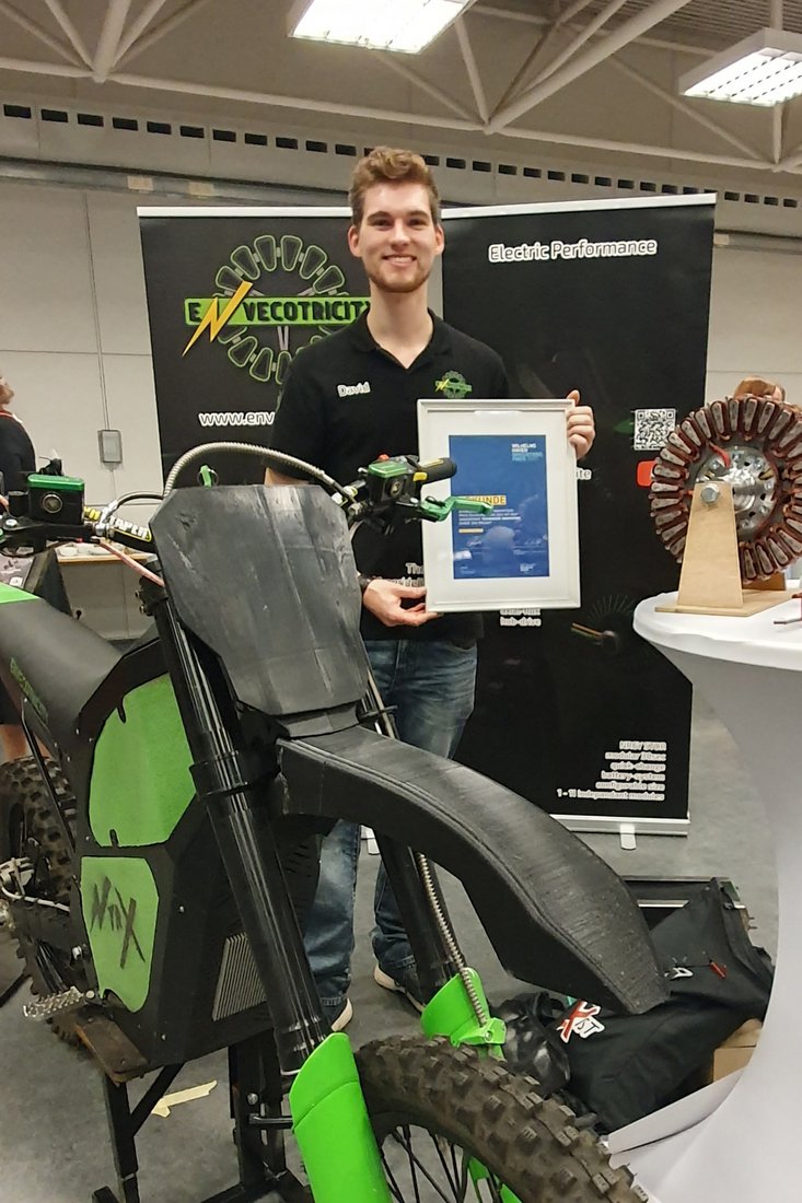David Schoone mit seinem Elektromotorrad „NTRX“ (Foto: privat)