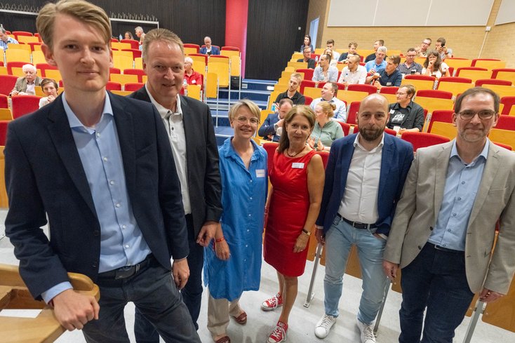 Teilnehmer der Podiumsdiskussion und Organisatorinnen: Jan Sommer, Harald Seegatz, Katharina Guleikoff (Moderation), Claudia Baumgärtner (ZVM, Jade HS), Uwe Oppitz und Prof. Dr. Holger Saß (v.l.)