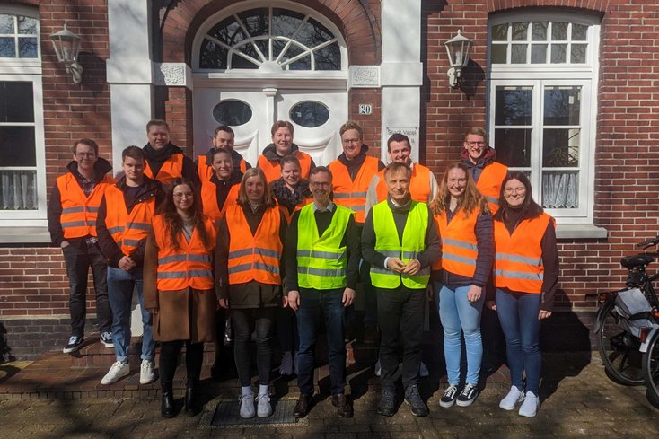 Die Studierenden des Studiengangs Bauingenieurwesen mit dem Bauamtsleiter der Stadt Varel, Olaf Freitag (3. v.l.), und Prof. Dr. Rainer Schwerdhelm (4. v. l.). (Foto: Jade HS)
