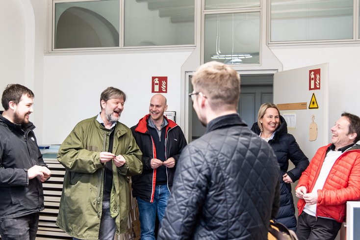 Führung der Gäste am Campus der Jade HS – hier beim Lasercutter und 3D-Drucker (Foto: Andreas Rothaus/Jade HS)