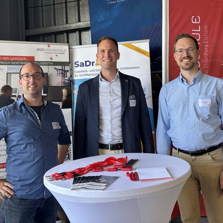 Vertreter der Jade Hochschule am eigenen Stand. V.l.n.r. Alexander Büchel, Prof. Dr.-Ing. Christian Denker, Moritz Oberjatzas (Foto: Jade HS / C. Denker)