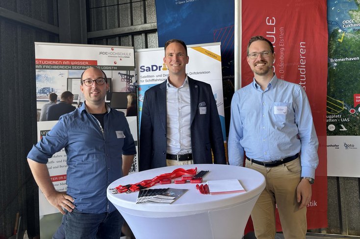 Vertreter der Jade Hochschule am eigenen Stand. V.l.n.r. Alexander Büchel, Prof. Dr.-Ing. Christian Denker, Moritz Oberjatzas (Foto: Jade HS / C. Denker)