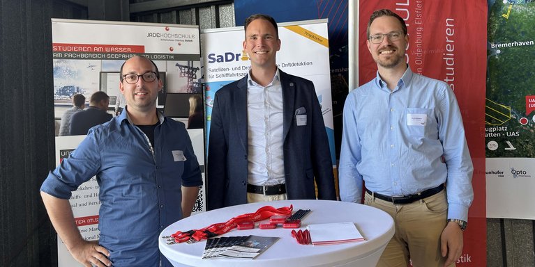Vertreter der Jade Hochschule am eigenen Stand. V.l.n.r. Alexander Büchel, Prof. Dr.-Ing. Christian Denker, Moritz Oberjatzas (Foto: Jade HS / C. Denker)