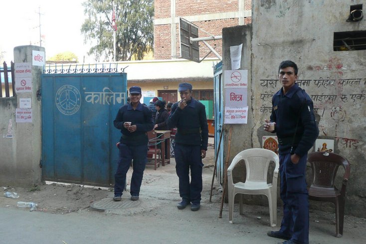 Wachposten vor einem Wahllokal in Nepal.