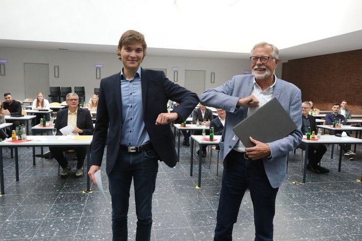 Die Förderung des Berufsnachwuchses war ihm ein besonderes Anliegen. Für den Berufsverband DVW überreichte Kertscher Preise für besondere Leistungen an Absolvent_innen der Geoinformation. (Foto: Piet Meyer/Jade HS)