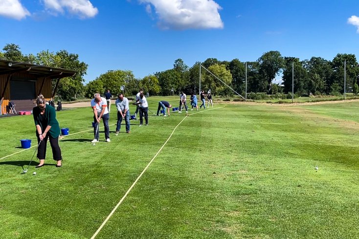 Die Golf-Schnupperstunde auf der „Driving Range“ beeindruckte die Teilnehmer_innen. (Foto: Karina Stark)