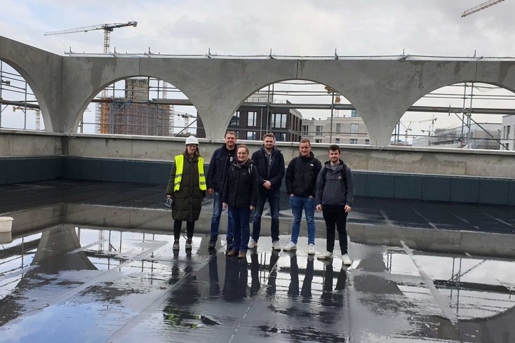Gruppenbild auf dem noch unfertigen Dach der Grundschule Baakenallee, das später als Pausenhof genutzt werden wird. (Foto: Jade HS)