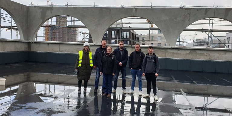 Gruppenbild auf dem noch unfertigen Dach der Grundschule Baakenallee, das später als Pausenhof genutzt werden wird. (Foto: Jade HS)