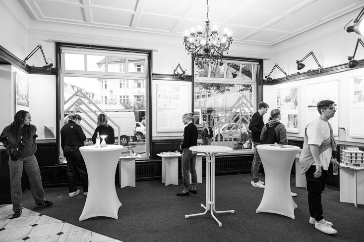 Ausstellungsbesucher_innen in den Räumen des ehemaligen Cafes. (Foto: Andreas Rothaus, Jade HS)