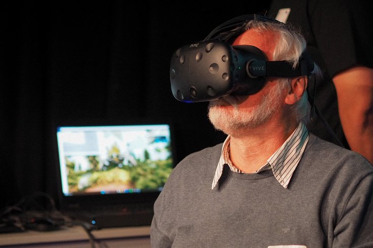 Besucher des University:Future Festival entdeckt mit der Virtual Reality Brille digitale Welten (Foto: Tobias Hanke/Jade HS)