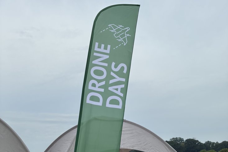 Eine grüne Flagge, auf der „Drone Days" steht.