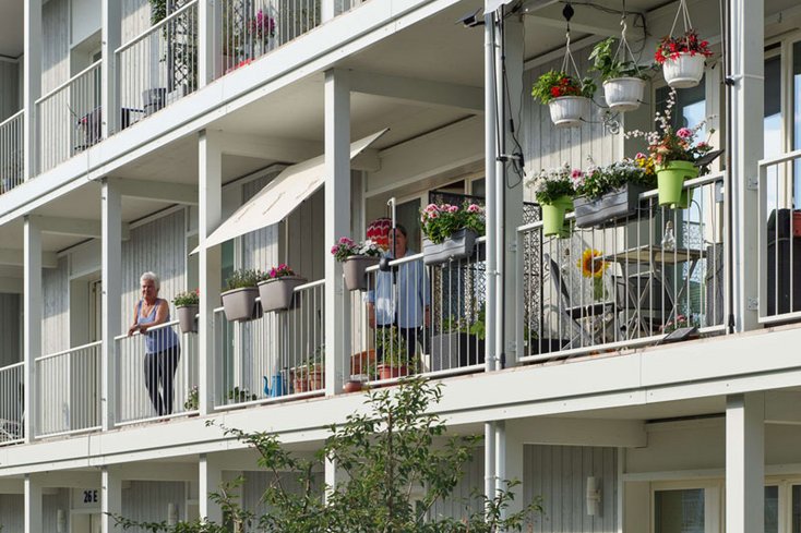 Eine Häuserfassade mit Laubengang