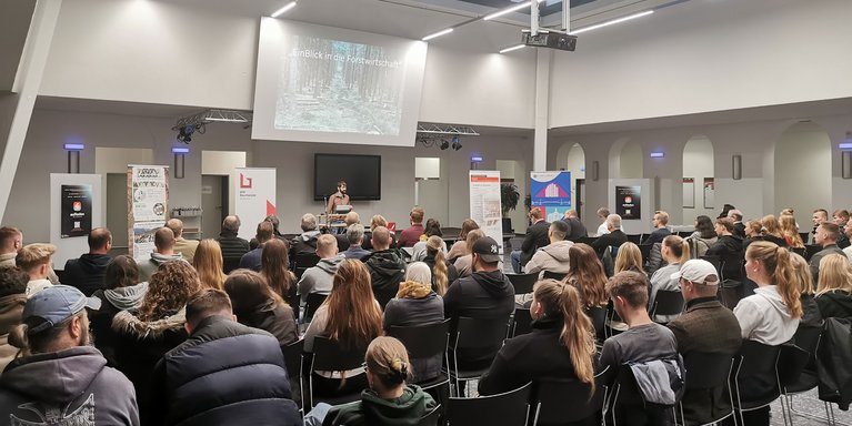 Interessante Beiträge für Besucher und Studierende im Lichthof der Jade Hochschule Oldenburg (Foto: Jade HS)