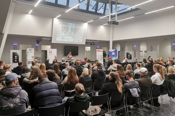 Interessante Beiträge für Besucher_innen und Studierende im Lichthof der Jade Hochschule Oldenburg (Foto: Jade HS)