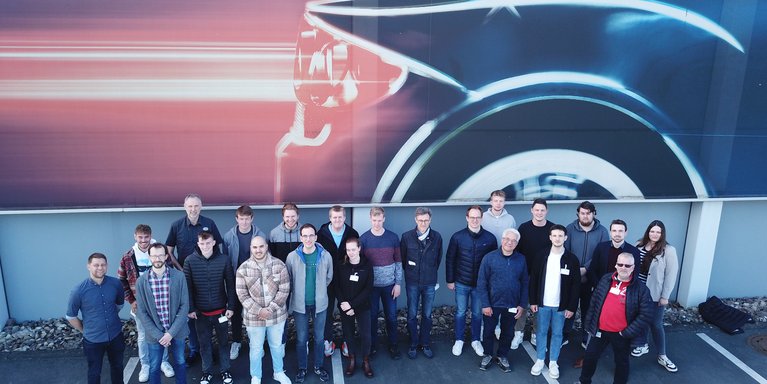 Studierende des Fachbereichs Ingenieurwissenschaften zu Gast beim Automobilzulieferer Forvia Hella in Lippstadt (Foto: Rolf Herrmann)