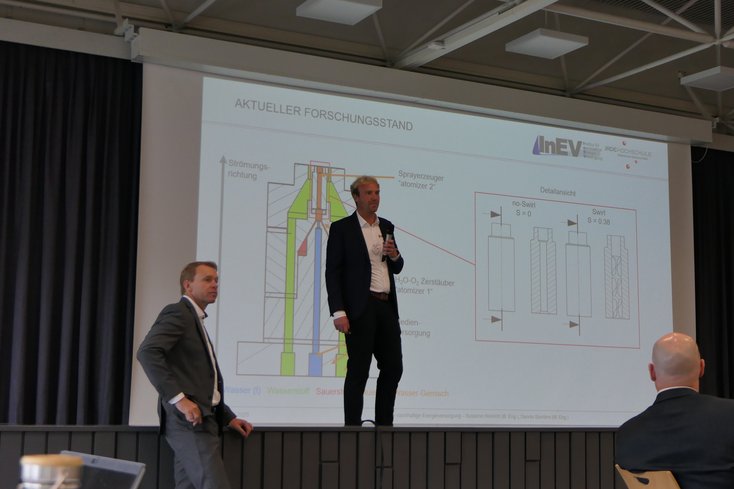 Vortrag von Dennis Sanders und Susanne Heinrich (InEV) über den innovativen Einsatz des H₂-O₂-H₂O-Brenners im Kraftwerksbereich (Bild: Jade HS/N. Skliniorz) 