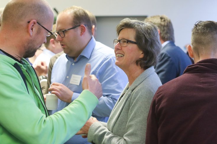 Austausch erwünscht. Nicht wenige Absolvent_innen halten seit vielen Jahren der Veranstaltung und der Hochschule die Treue.