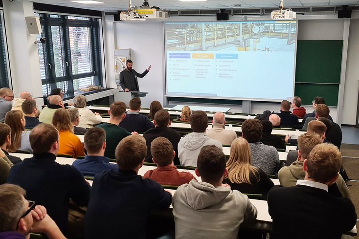 Christian Fuhrmann, Absolvent des ersten Jahrgangs Wirtschaftsingenieurwesen Geoinformation, gewährt Einblicke in die Offshore-Windenergie-Branche. (Foto: Jade HS/Stefan Nicolaus)