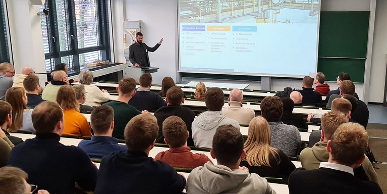 Christian Fuhrmann, Absolvent des ersten Jahrgangs Wirtschaftsingenieurwesen Geoinformation, gewährt Einblicke in die Offshore-Windenergie-Branche. (Foto: Jade HS/Stefan Nicolaus)