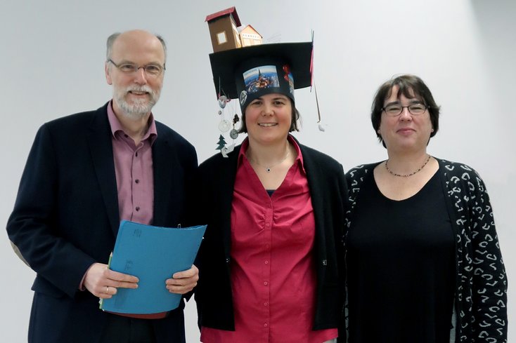 Die Doktorandin Alexandra Winkler (Mitte) mit ihren Betreuer_innen Prof. Dr. Dr. Birger Kollmeier und Prof. Dr. Inga Holube. Foto: Sabine Zeller/Jade HS