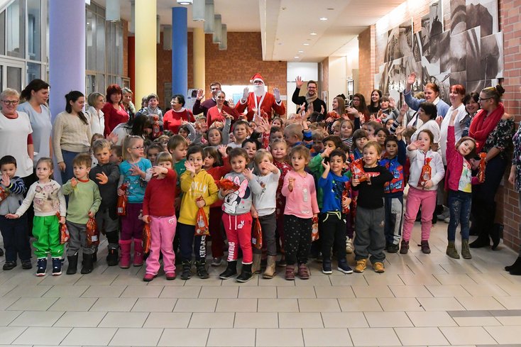 Von den Geldspenden wurde Spielzeug für die Kindergärten gekauft.