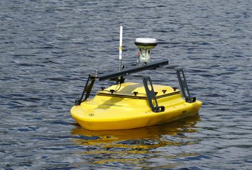 Messboot zur Gewässervermessung auf Wasser fahrend