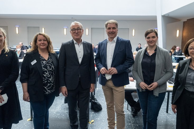 (v. l.): Aliz Müller Integrationsbeauftragte der Stadt Oldenburg, Dörte Schneider zentrale Gleichstellungsbeauftragte der Jade Hochschule, Prof. Dr. Manfred Weisensee Präsident der Jade Hochschule, Jürgen Krogmann Oberbürgermeister der Stadt Oldenburg, Wiebke Oncken Gleichstellungsbeauftragte der Stadt Oldenburg, Dagmar Sachse Sozialdezernentin der Stadt Oldenburg (Foto: Sascha Stüber)