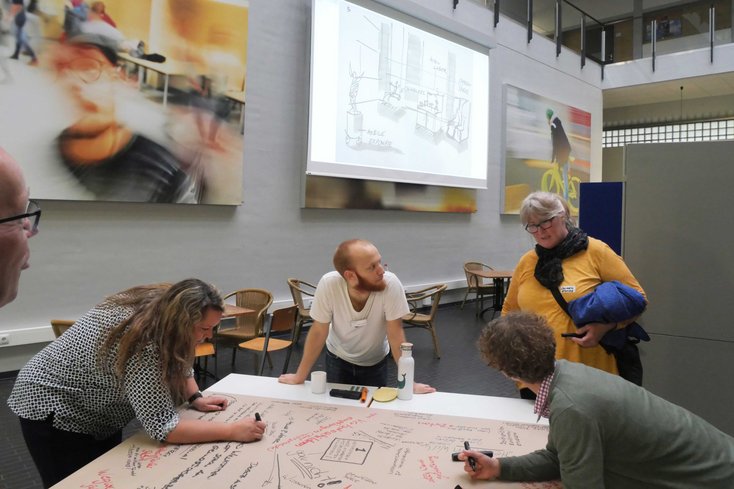 Station 1: Die Teilnehmer_innen überlegten,  welche Maßnahmen ergriffen werden müssten, damit sich Gäste, Mitarbeiter_innen und Studierende im Foyer willkommen fühlen. (Foto: Jade HS/Daniela Wrage)