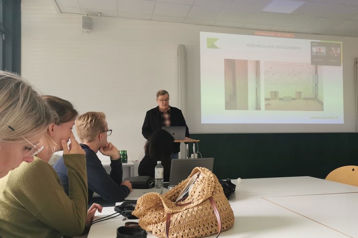 Neben Exkursionen standen auch Fachvorträge aus der Bauindustrie auf der Agenda (Foto: Jade HS)