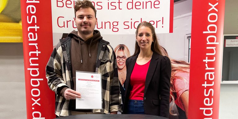 Sebastian Feldmann studiert Elektrotechnik dual im Fachbereich Ingenieurwissenschaften und absolvierte innerhalb von zwei Semestern das „Zertifikat Entrepreneurship“. Zum Semesterstart überreicht Annika Schöbel, Vorsitzende des Instituts für Unternehmensgründung und Innovation, die Urkunde. (Foto: Jade HS/Robin Schneider)