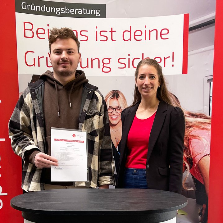 Sebastian Feldmann studiert Elektrotechnik dual im Fachbereich Ingenieurwissenschaften und absolvierte innerhalb von zwei Semestern das „Zertifikat Entrepreneurship“. Zum Semesterstart überreicht Annika Schöbel, Vorsitzende des Instituts für Unternehmensgründung und Innovation, die Urkunde. (Foto: Jade HS/Robin Schneider)