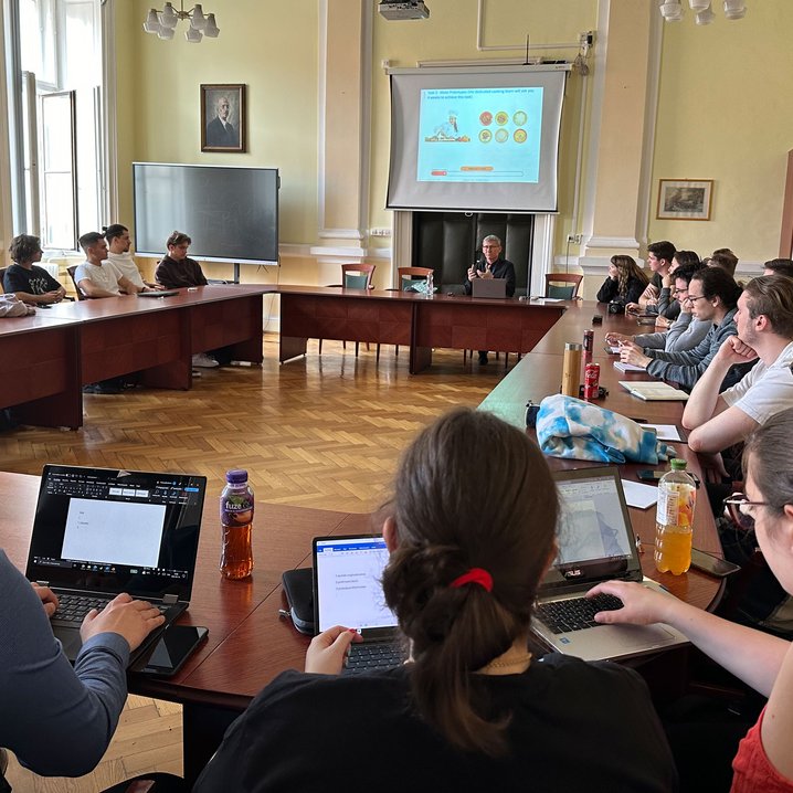 Maria Dudas (2. v. r.) aus dem International Office gab den Teilnehmenden auf dem Gellertberg spontan eine Freilicht-Vorlesung über die Stadtgeschichte Budapests. (Foto: Jade HS/Paul Beckmann)