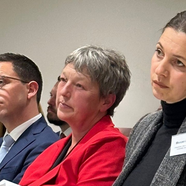 v.l. Niedersächsischer Minister für Wissenschaft und Kultur Falko Mohrs, Landtagspräsidentin Hanna Naber und LHK-Vorsitzende Prof. Dr. Susanne Menzel-Riedl 