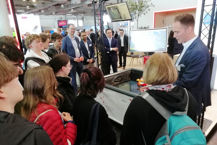 Auch viele Politiker_innen informierten sich auf dem Gemeinschaftsstand über die Neuigkeiten aus der Forschung aus Niedersachsen – unter anderem Wissenschaftsminister Falko Mohrs. (Foto: Jade HS)
