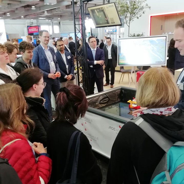 Auch viele Politiker_innen informierten sich auf dem Gemeinschaftsstand über die Neuigkeiten aus der Forschung aus Niedersachsen – unter anderem Wissenschaftsminister Falko Mohrs. (Fotos: Jade HS)