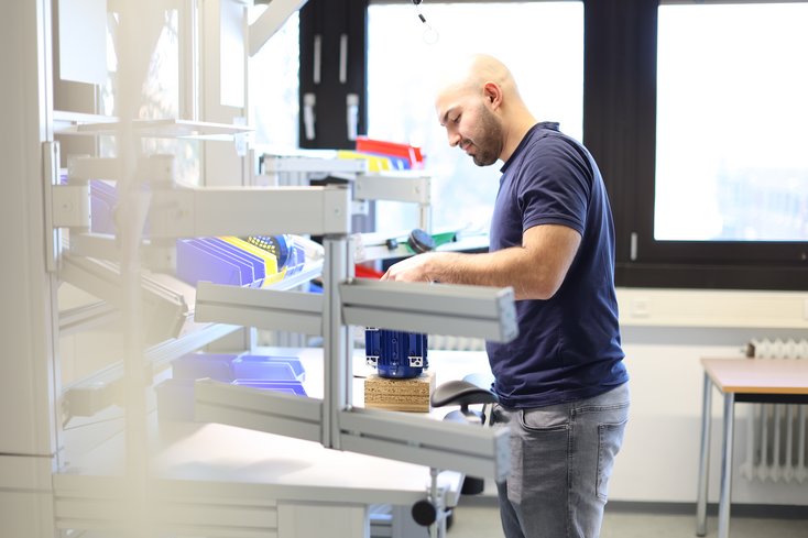 Student in der Labor-Fabrik