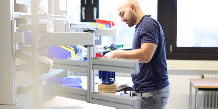 Student in der Labor-Fabrik