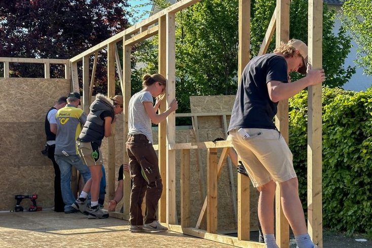 Studierende bauen die Mobile Lernwerkstatt
