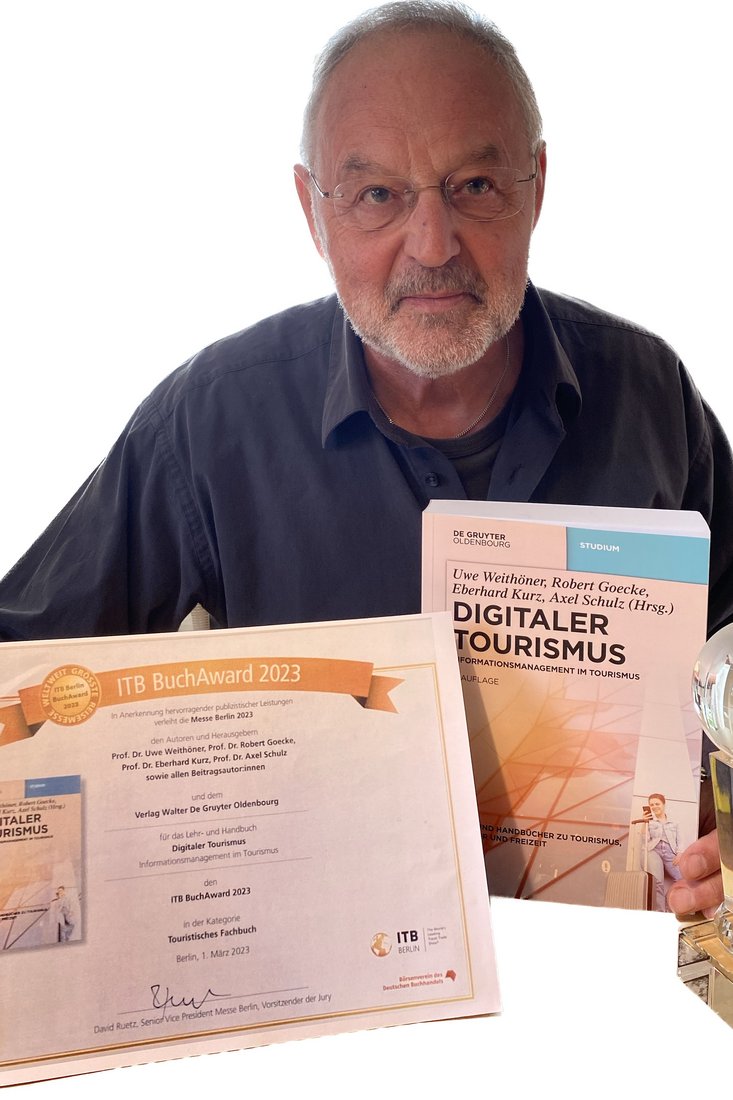 Prof. Dr. Uwe Weithöner mit dem IT BuchAward 2023 (Foto: privat)