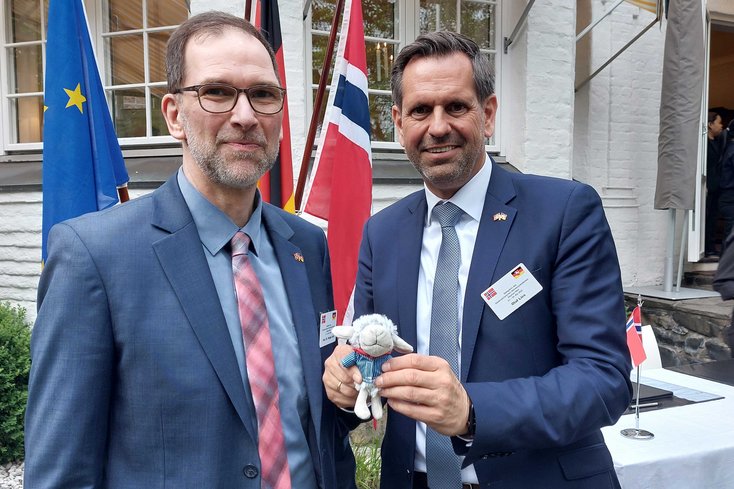 Vizepräsident Saß übergab auch an Wirtschaftsminister Lies ein Deichschaf (v.l.). (Foto: Jade HS)