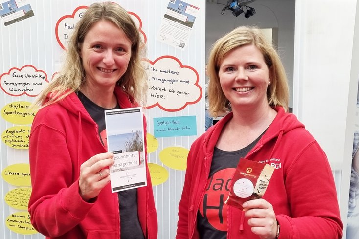 Marita Blendermann (li.) und Vera Bokelmann, Koordinatorinnen beim BGM und verantwortlich für die Umsetzung des diesjährigen Gesundheitstags am Campus Oldenburg (Foto: Jade HS/Daniela Wrage)