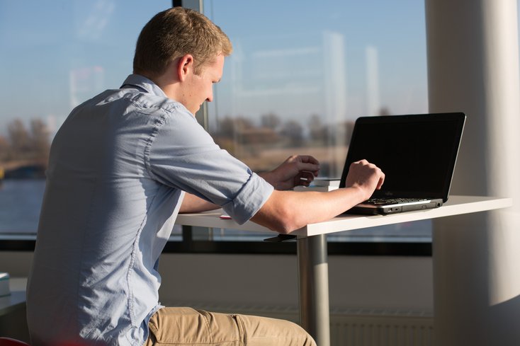 Mit einem umfangreichen digitalen Angebot an E-Books, Online-Zeitschriften und Literaturdatenbanken stellt die Hochschulbibliothek einen großen Teil der Literatur orts- und zeitunabhängig zur Verfügung. Foto: Bonnie Bartusch